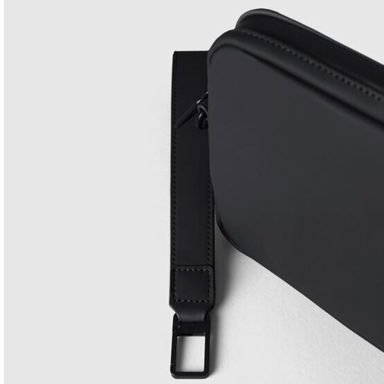 POUCH - Tasche mit abnehmbarer Handschlaufe in Schwarz